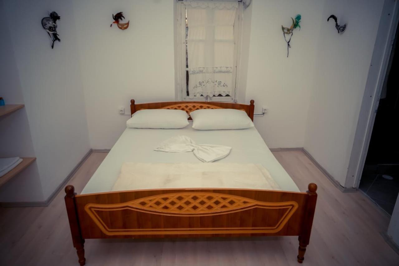 Flora's 'the Fir Gate' Guest house *