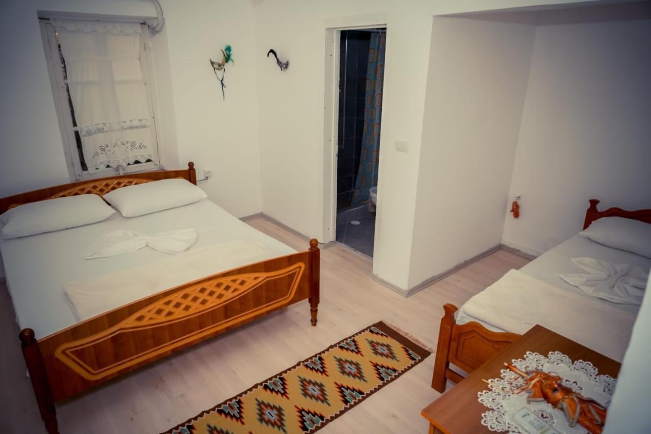 Flora's 'the Fir Gate' Guest house