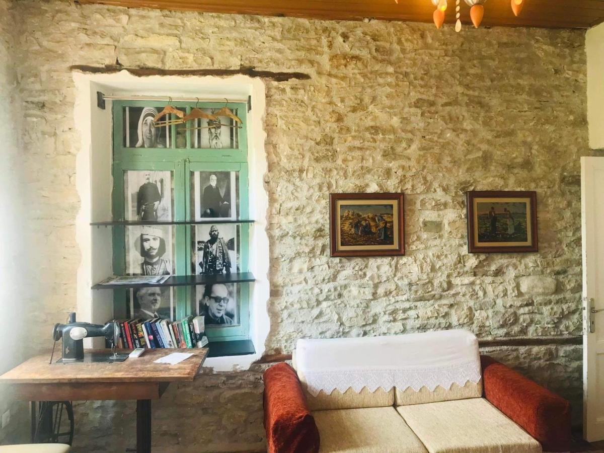 Flora's 'the Fir Gate' Guest house *